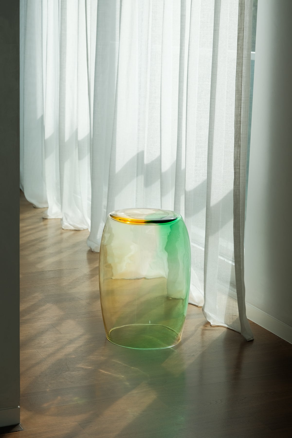 Tavolino Bosco 50 Murano glass table beside sheer curtains with soft natural light.