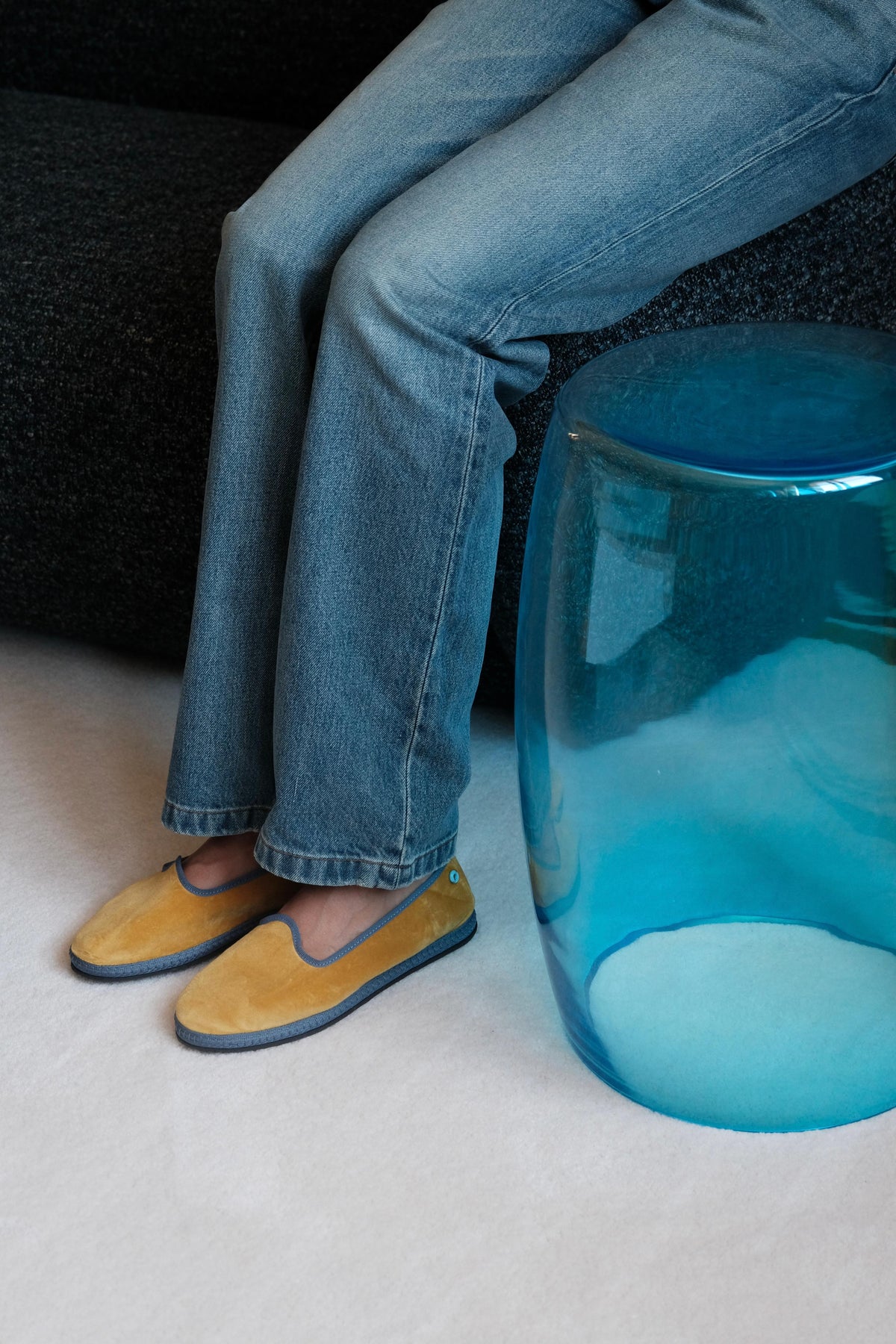 Tavolino Acqua Mare 50 used as a functional sculptural piece, aquamarine Murano glass casting soft reflections beside seating.