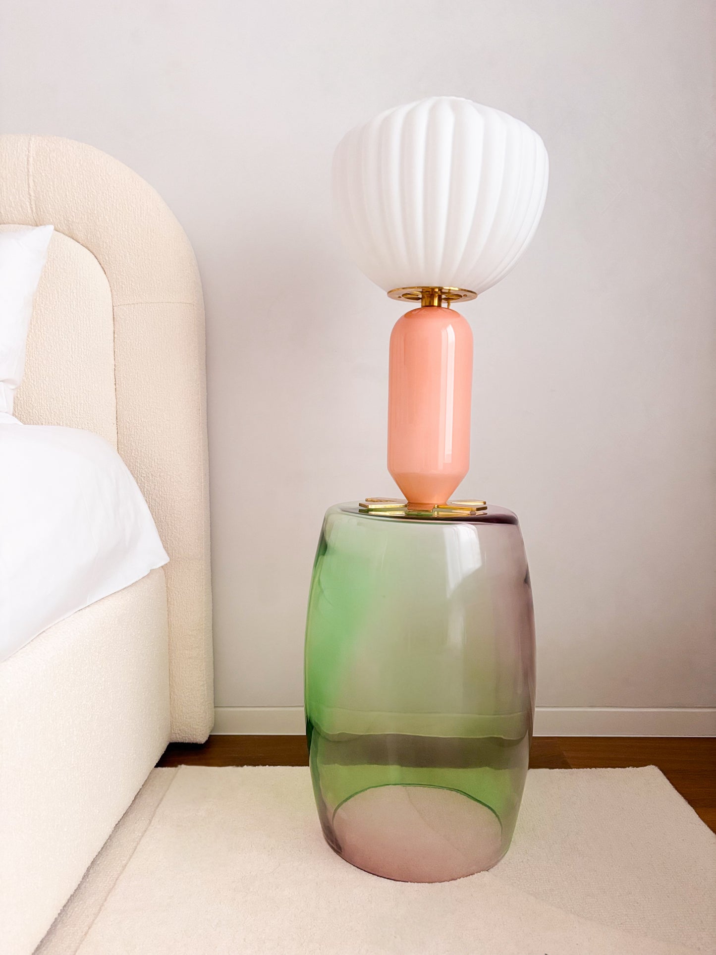 Tavolino Menta Viola 50 Murano glass table used as a bedside pedestal with sculptural lamp, amethyst and green gradient