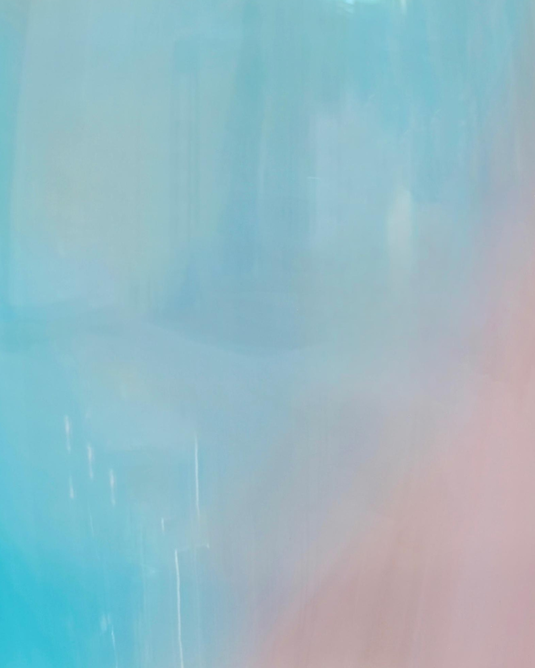 Close-up of Tavolino Sirena 50 — amethyst and aquamarine tones blending through the glass.