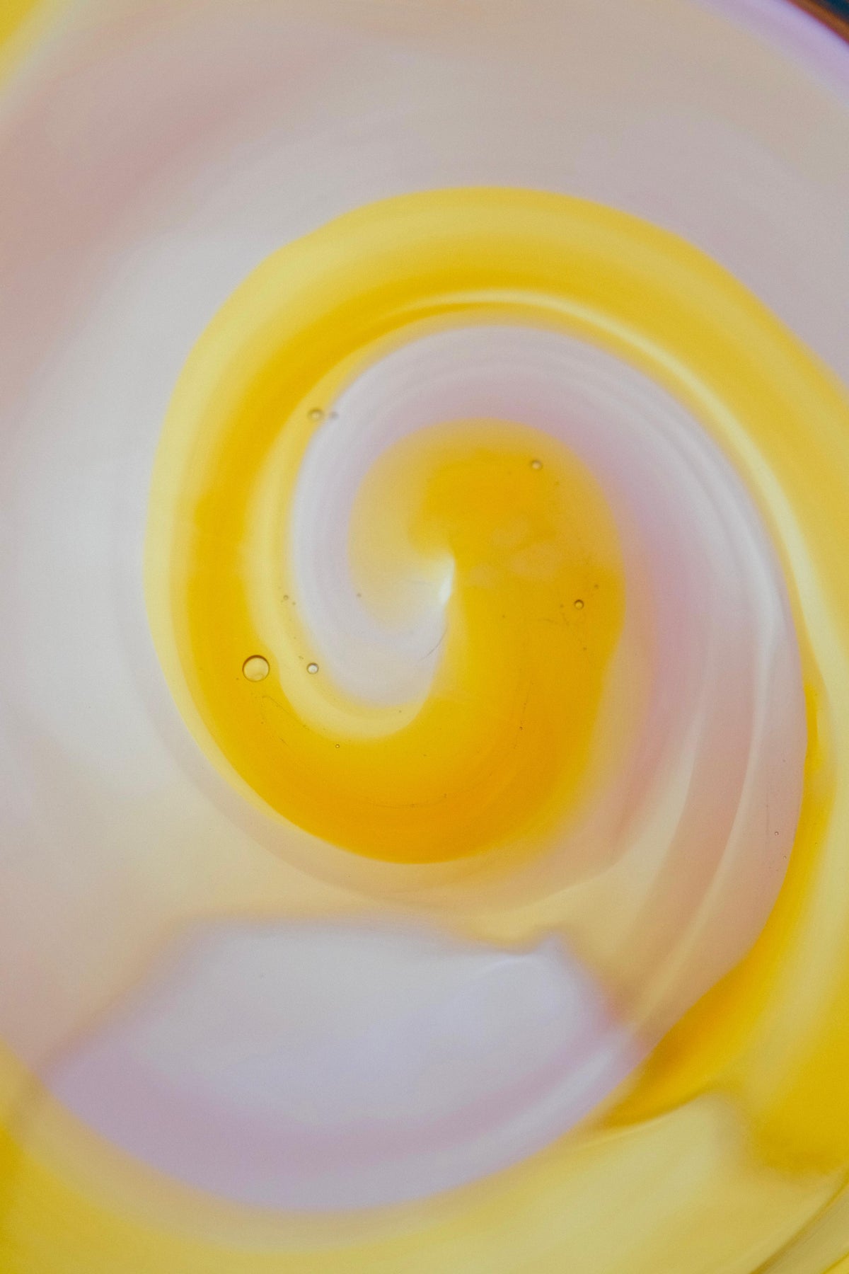 Close-up of the amber and amethyst spiral detailing inside the Tavolino Viola Solare 50 Murano glass table.