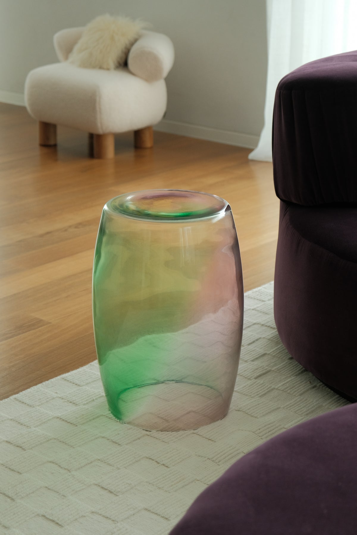 Tavolino Menta Viola 50 Murano glass table in amethyst and green placed beside armchair in contemporary interior